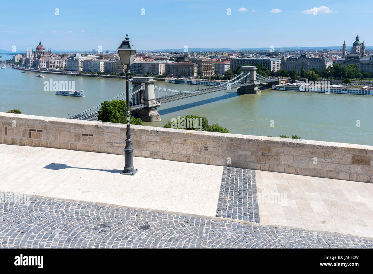 Vue sur le fleuve Danube, Pont des Chaînes et le Parlement hongrois à l'égard de Buda pest, Budapest, Hongrie Banque D'Images