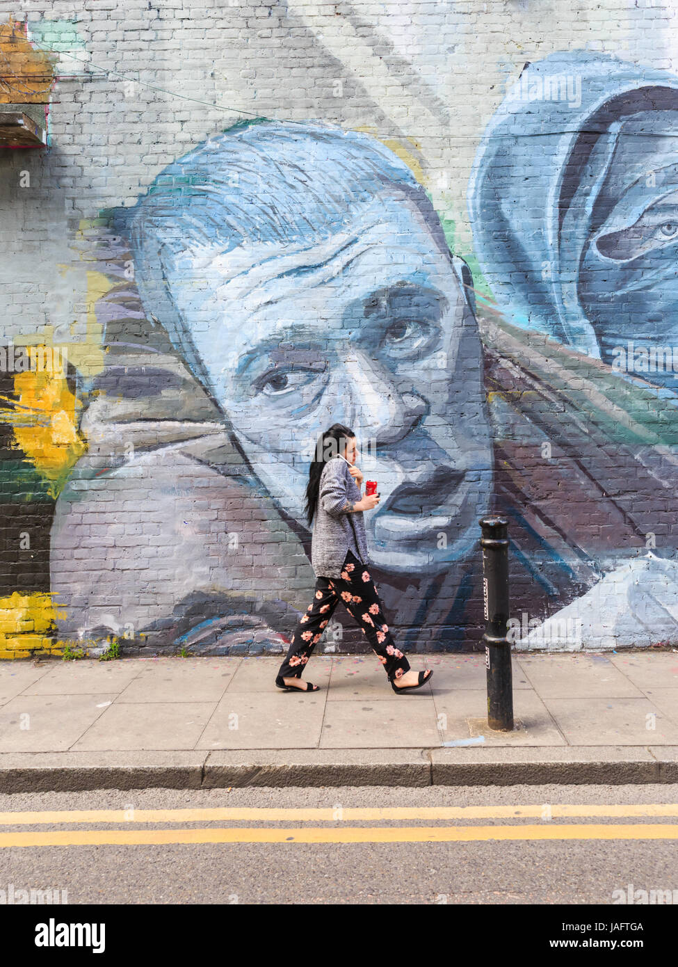 Igoogle street art mural intitulé 'Manufacturing' par consentement Wasp ancien dans le Hanbury Street près de Brick Lane, Spitalfields, Londres Banque D'Images