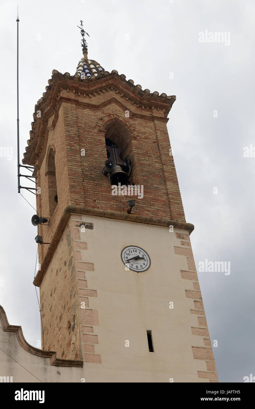 Clocher de l'église à Alcudia de Veo un village de montagne dans le Parc Naturel de Serra d'Espada dans la province de Castellon, Espagne Banque D'Images