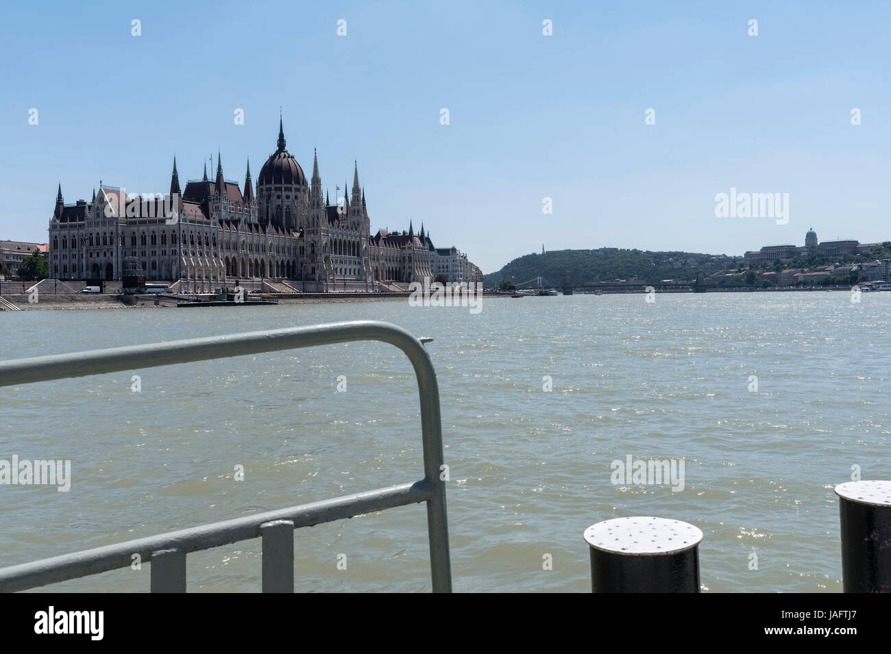 Voir l'édifice du parlement hongrois de vu depuis le Danube, Budapest, Hongrie. Banque D'Images Voir l'édifice du parlement hongrois de vu depuis le Danube, Budapest, Hongrie. Banque D'Images