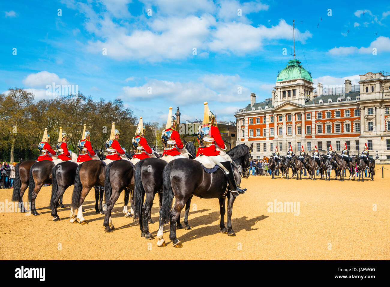 Garde royale en uniforme rouge sur les chevaux, les sauveteurs, les bleus et les Royals, Household Cavalry régiment monté, parade ground Banque D'Images