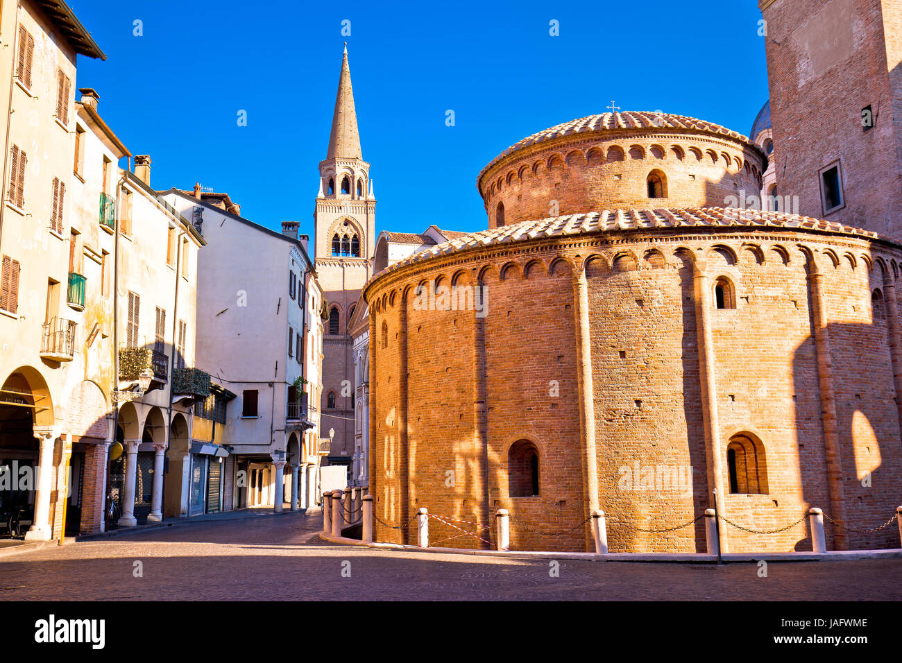La ville de Mantoue Piazza delle Erbe vue, capitale européenne de la culture et de l'UNESCO World Heritage site, région Lombardie Italie Banque D'Images
