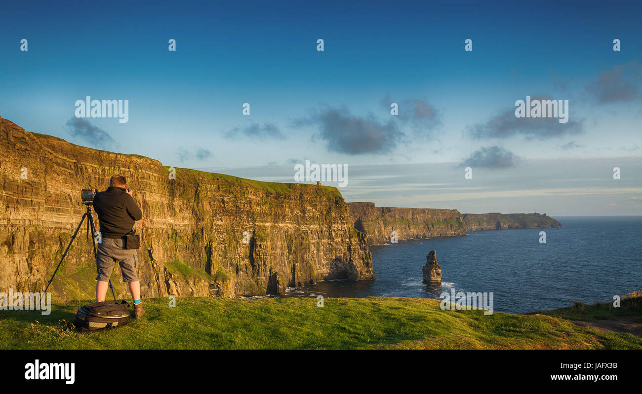Vues épique des falaises de Moher dans le comté de Clare en Irlande. L'Irlande est l'attraction touristique numéro 1. belle campagne irlandaise pittoresque le long du paysage Banque D'Images