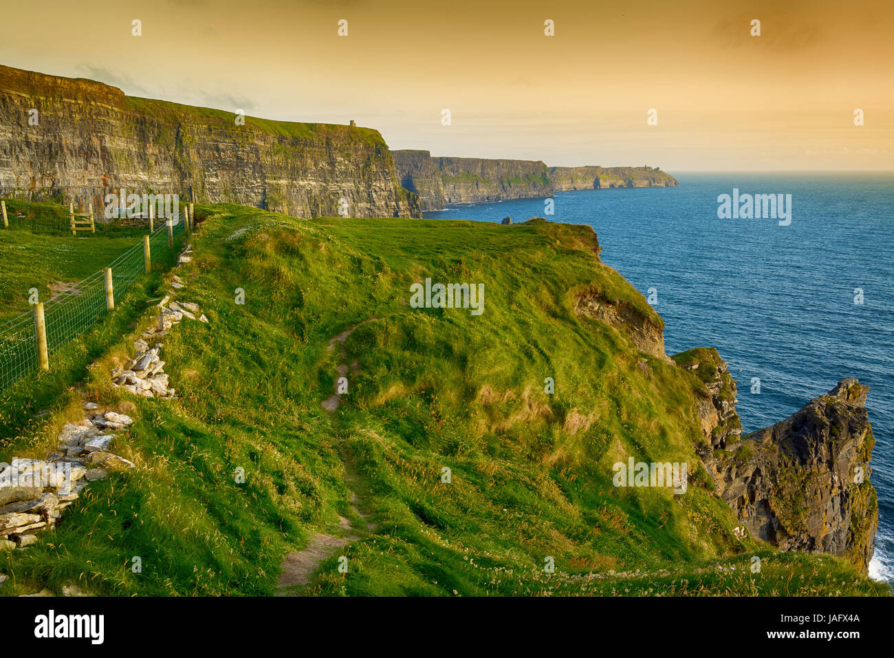 Vues épique des falaises de Moher dans le comté de Clare en Irlande. L'Irlande est l'attraction touristique numéro 1. belle campagne irlandaise pittoresque le long du paysage Banque D'Images