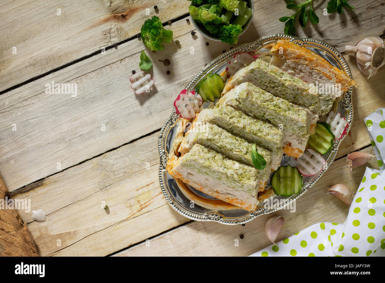 Gateau De Viande Avec De La Viande Hachee Le Brocoli Et Les Carottes Sur Une Cuisine Table En Bois Avec Des Legumes Frais Le Concept D Une Saine Alimentation Photo Stock Alamy Gateau De Viande Avec De La Viande Hachee Le Brocoli Et Les Carottes Sur Une Cuisine Table En Bois Avec Des Legumes Frais Le Concept D Une Saine Alimentation Photo Stock Alamy