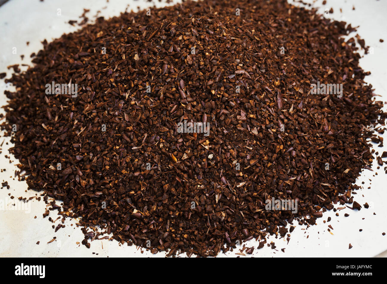 Close up d'un tas de malt brun foncé, un important ingrédient aromatisant dans le processus de fabrication de la bière. Banque D'Images