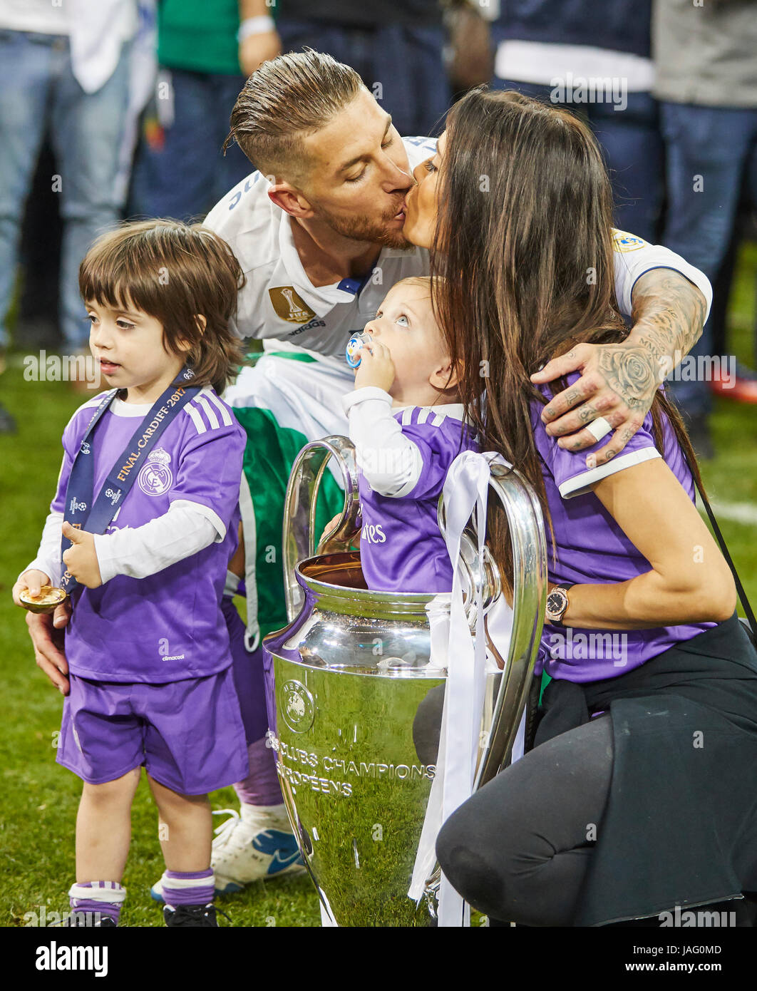 Ligue des Champions, finale, Cardiff, le 03 juin 2017 Sergi Ramos embrasse sa femme Pilar Rubio, fils Sergio et Marco, célèbre avec le trophée du vrai M Banque D'Images