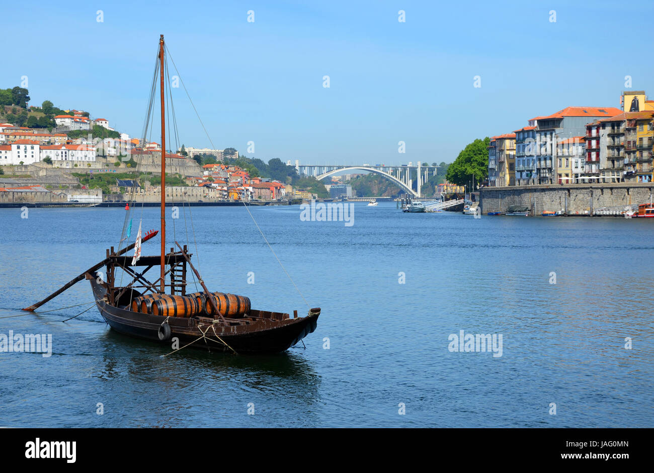 Porto, Portugal - 2 mai, 2017 : Rabelo portugais traditionnels (cargo) sur le Rio Douro et Ribeira (vieille ville), Patrimoine Mondial de l'Unesco Banque D'Images