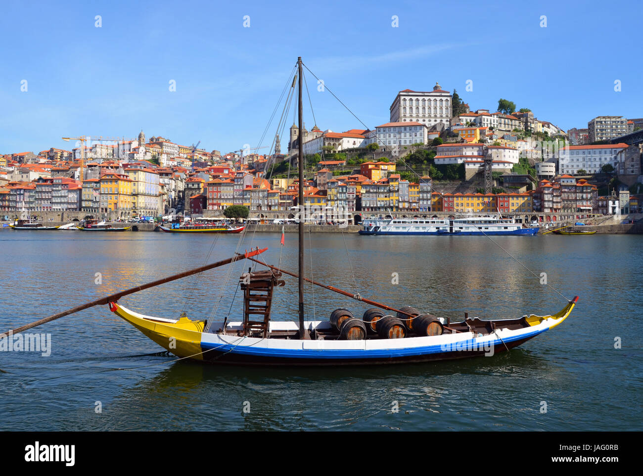 Porto, Portugal - 2 mai, 2017 : Rabelo portugais traditionnels (cargo) sur le Rio Douro et Ribeira (vieille ville), Patrimoine Mondial de l'Unesco Banque D'Images