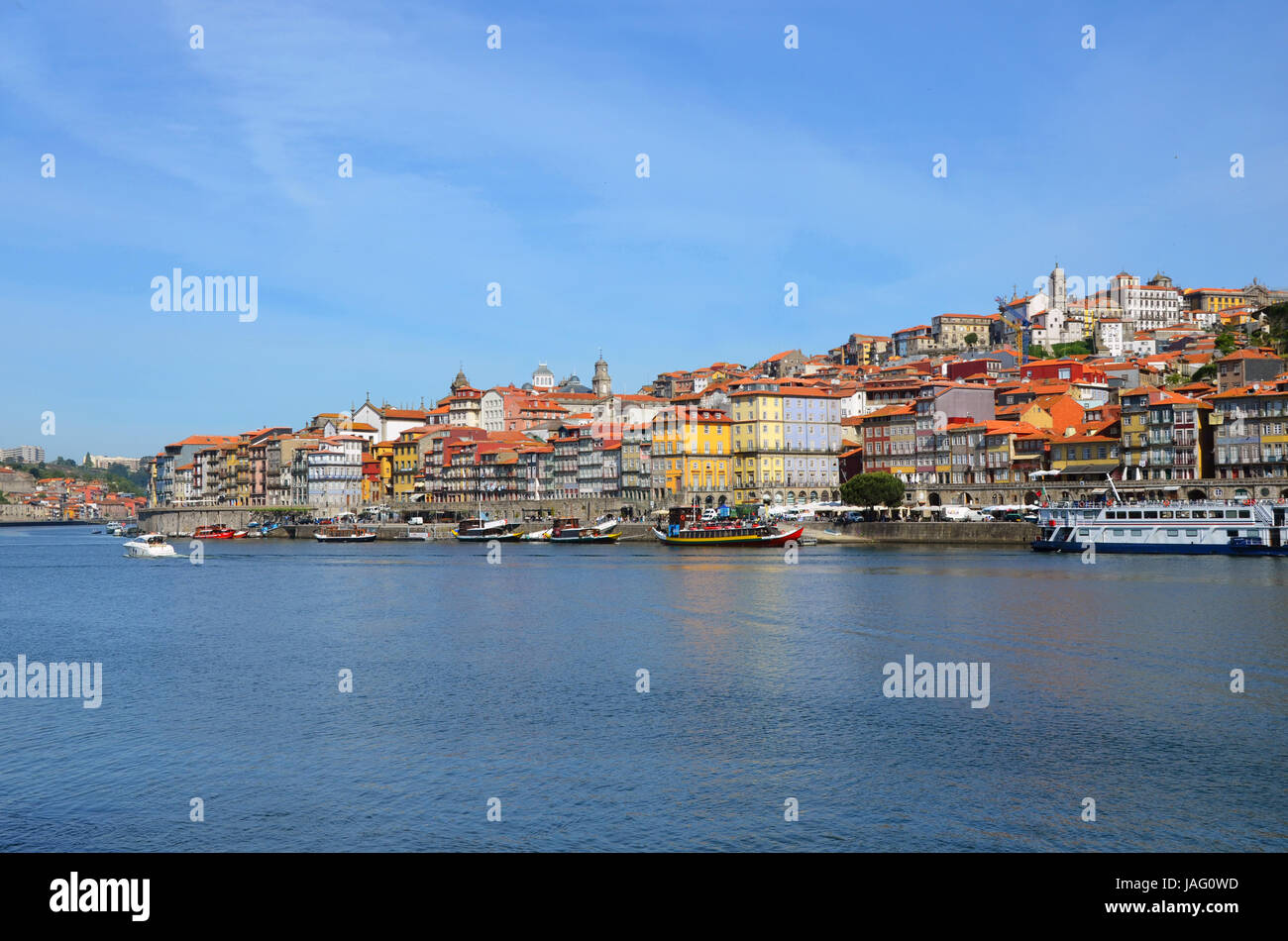 Porto, Portugal - 2 mai, 2017 : Ribeira (vieille ville), un patrimoine mondial de l'Unesco, vu de Vila Nova de Gaia (l'autre côté de Ponte Dom Luis) Banque D'Images