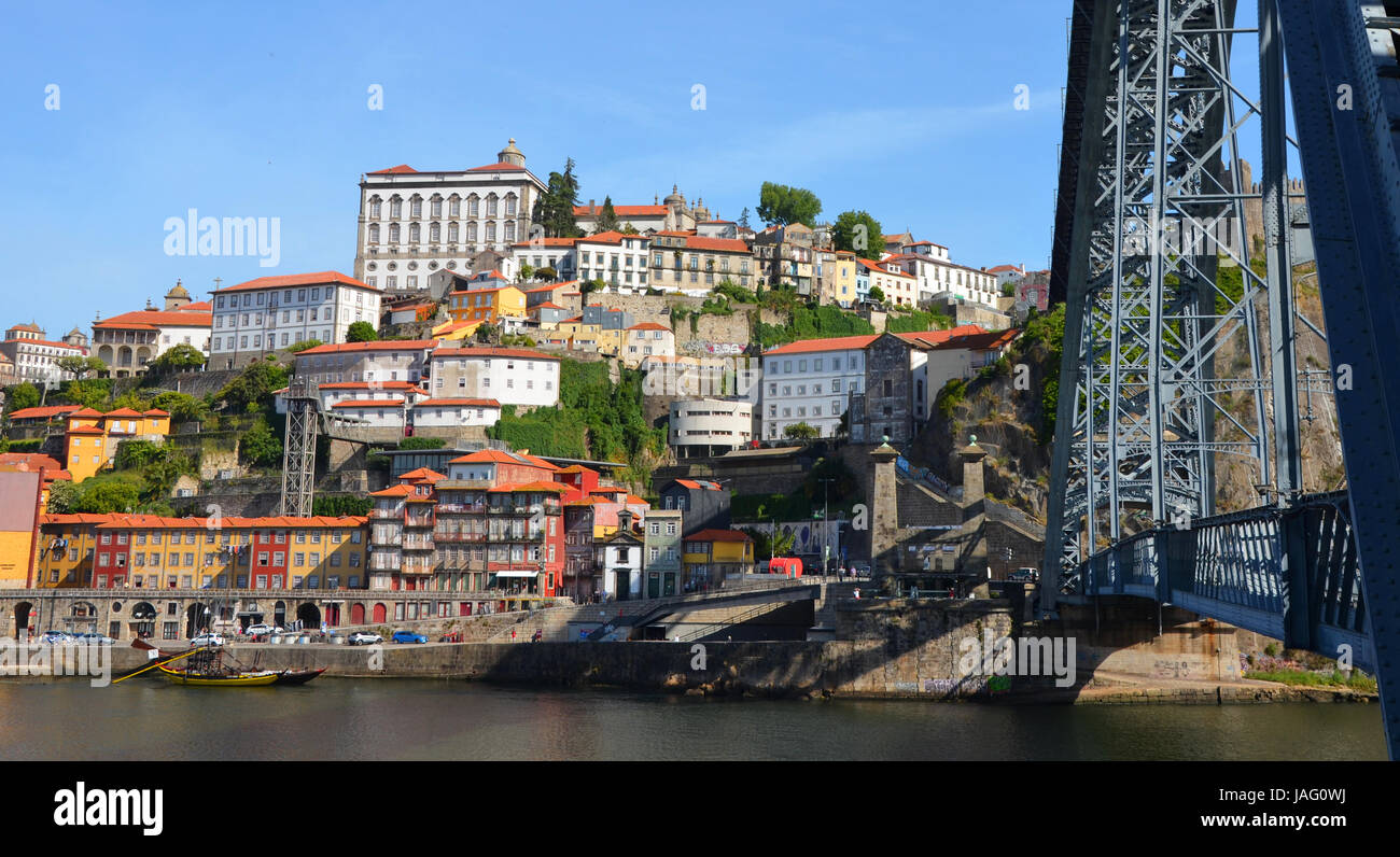 Porto, Portugal - 2 mai, 2017 : Ribeira (vieille ville), un patrimoine mondial de l'UNESCO, avec Ponte Dom Luis et Rio Douro Banque D'Images