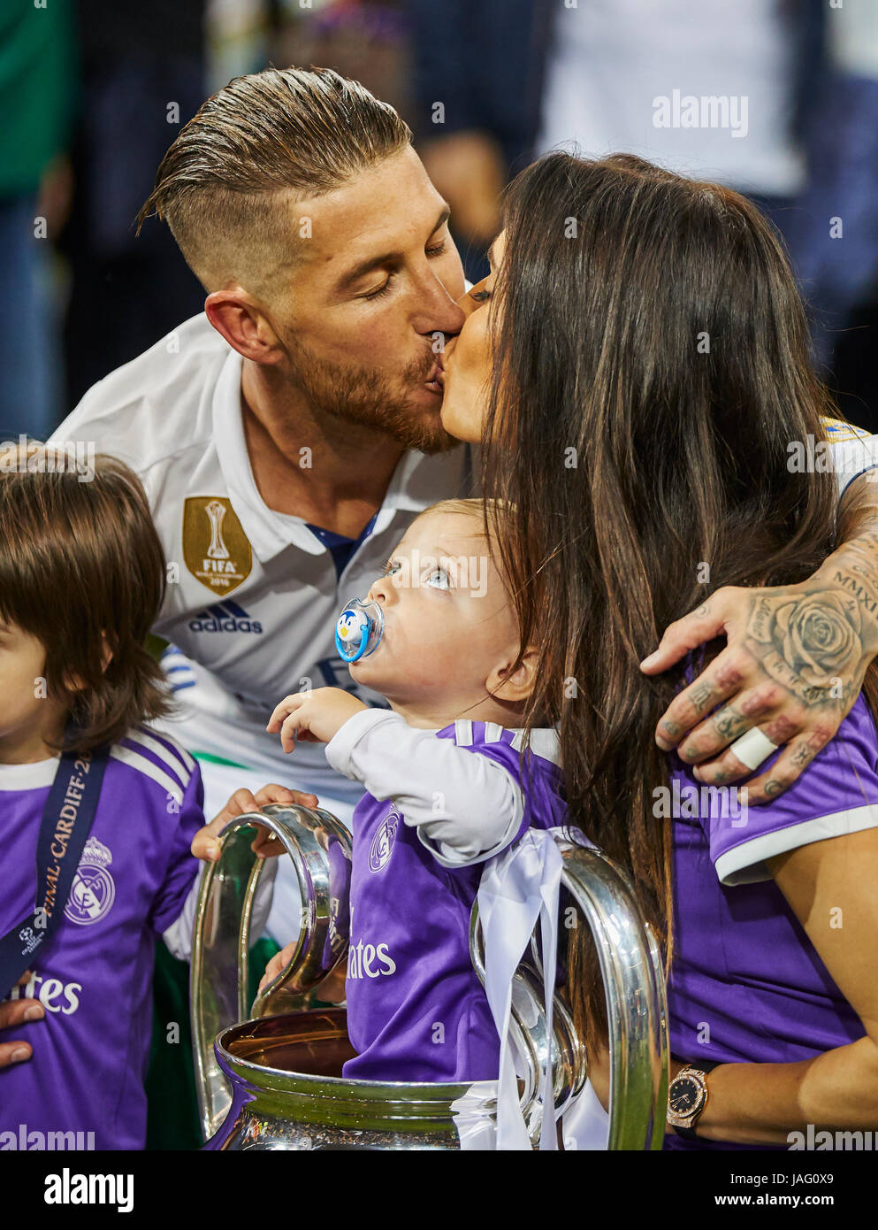 Ligue des Champions, finale, Cardiff, le 03 juin 2017 Sergio RAMOS, Real Madrid 4 embrasse sa femme Pilar Rubio, fils Sergio und Marco célèbre avec th Banque D'Images