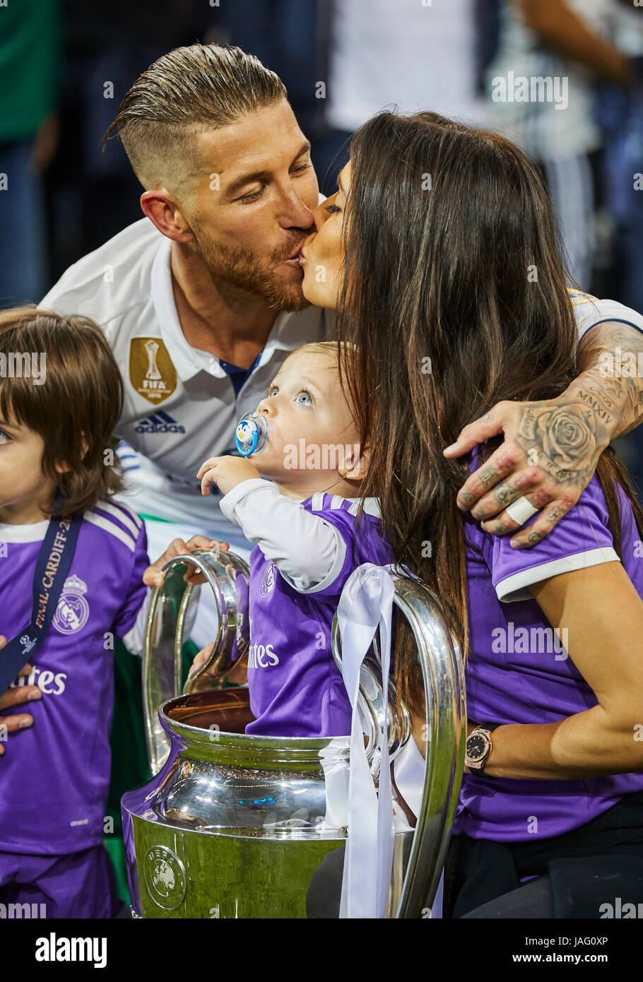 Ligue des Champions, finale, Cardiff, le 03 juin 2017 Sergio RAMOS, Real Madrid 4 embrasse sa femme Pilar Rubio, fils Sergio und Marco célèbre avec th Banque D'Images