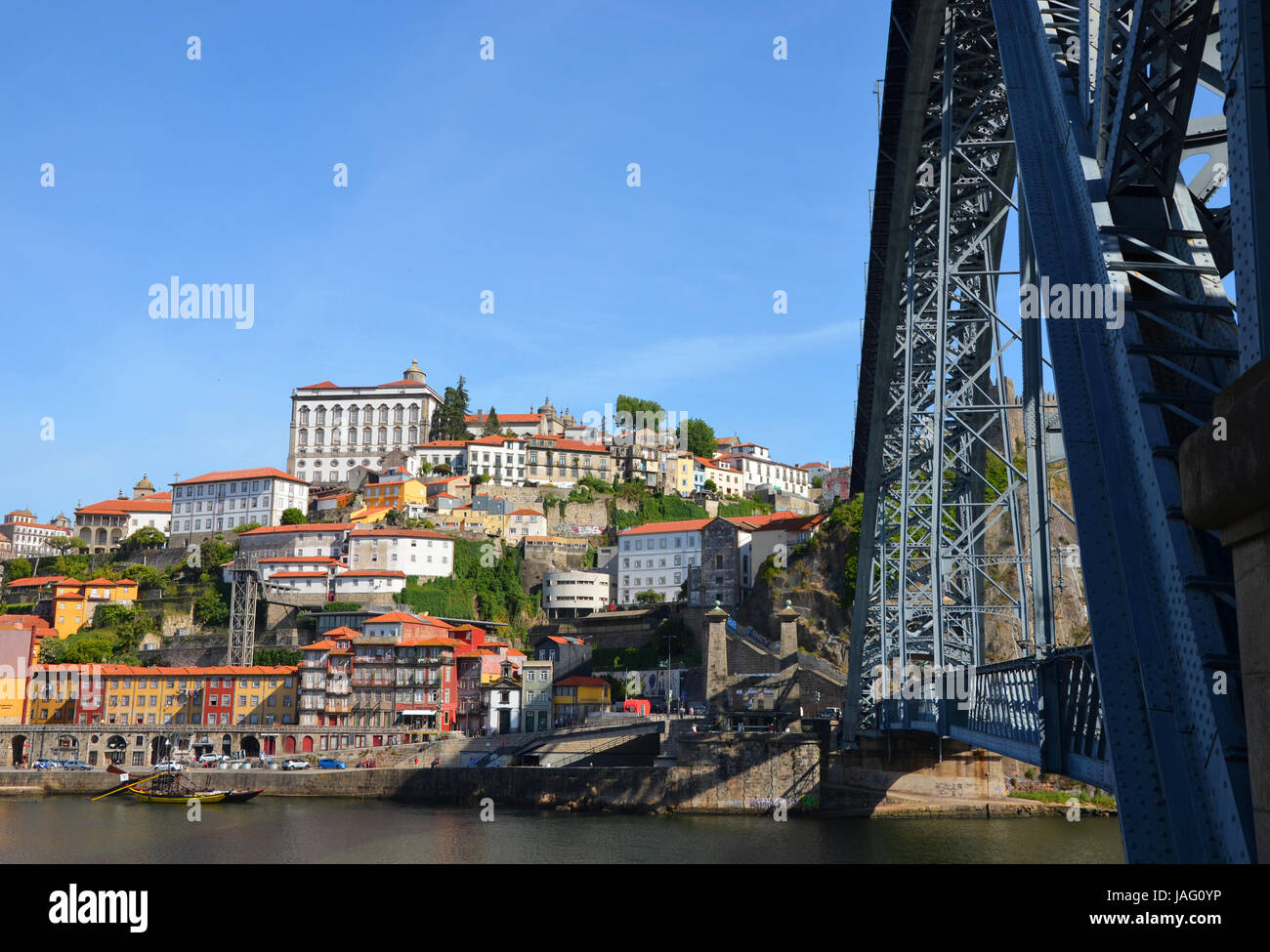 Porto, Portugal - 2 mai, 2017 : Ribeira (vieille ville), un patrimoine mondial de l'UNESCO, avec Ponte Dom Luis et Rio Douro Banque D'Images