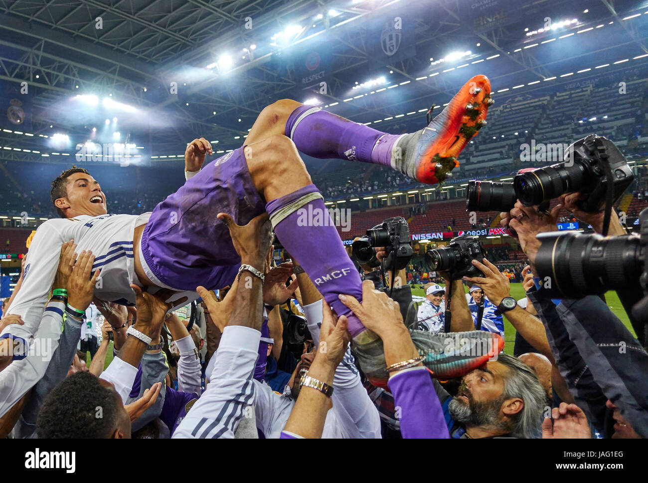 Ligue des Champions, finale, Cardiff, le 03 juin 2017, Cristiano Ronaldo, Real Madrid 7 get lifted par ses coéquipiers et célèbre le trophée - REAL MADRID Banque D'Images