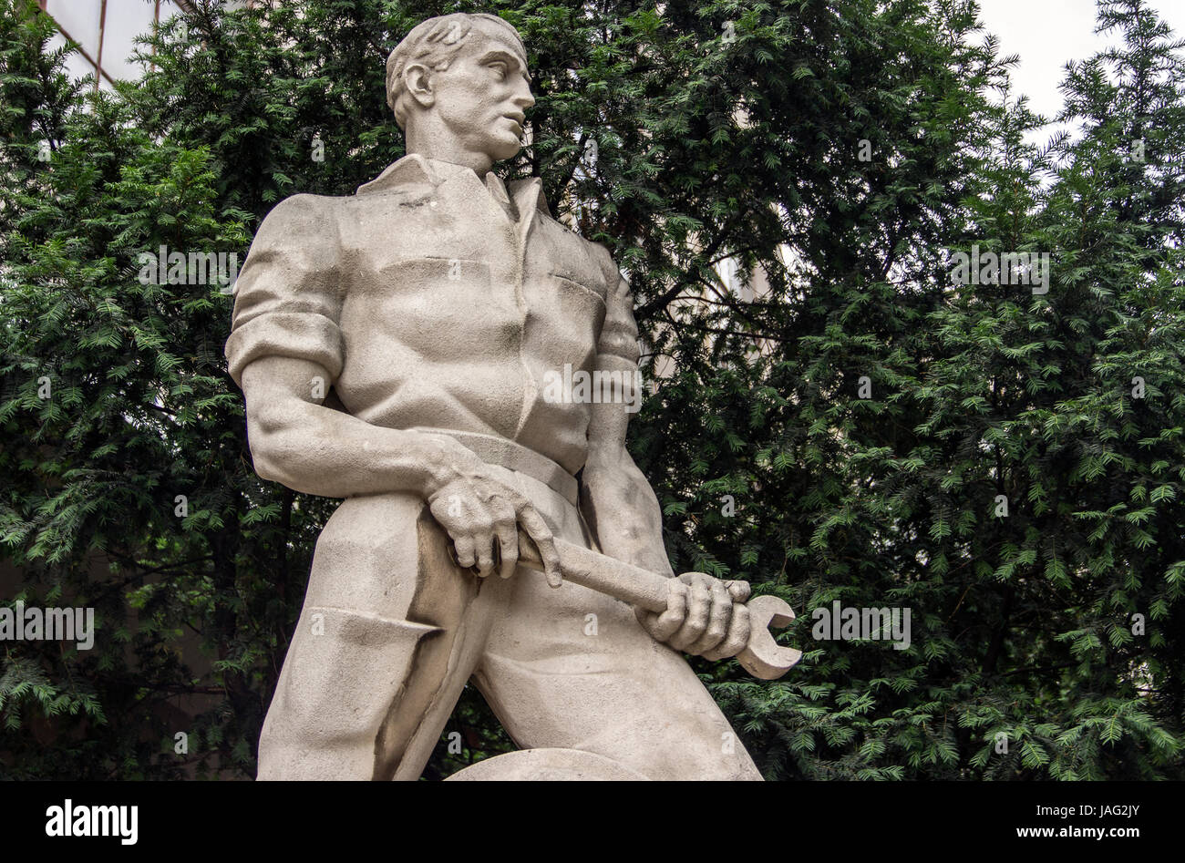 Belgrade, Serbie - style du réalisme social statue en pierre de l'homme de travail à partir de l'ère communiste yougoslave Banque D'Images