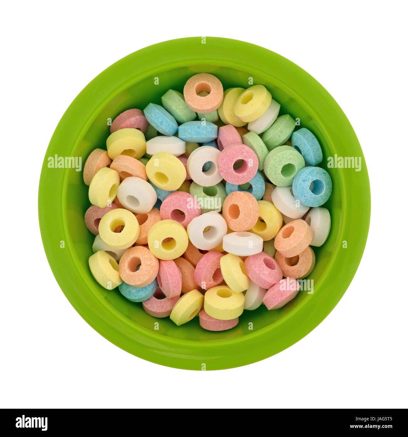 Vue de dessus de perles bonbons avec un trou au centre pour faire des bracelets dans un petit bol isolé sur un fond blanc. Banque D'Images