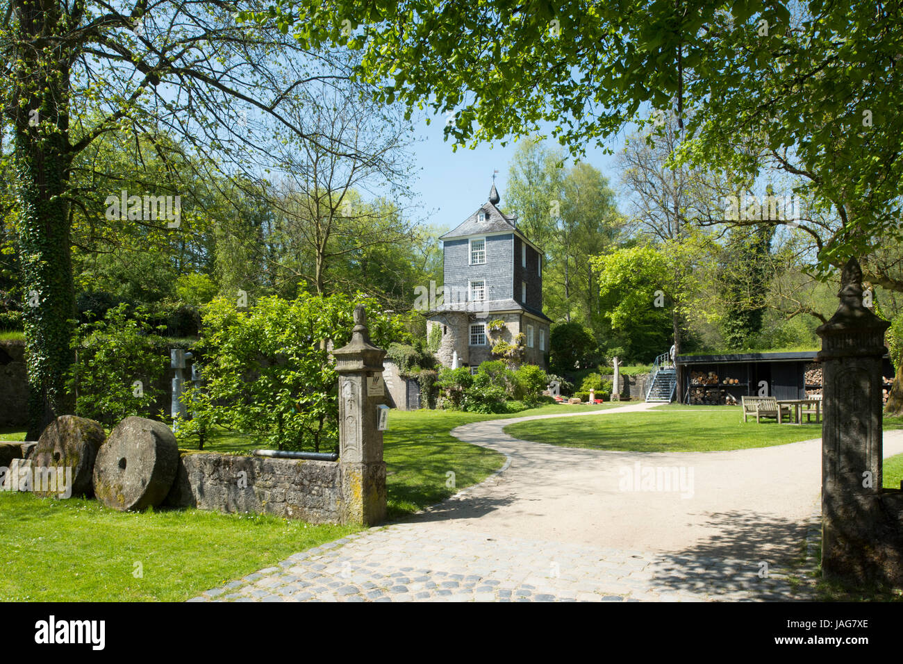 Deutschland, Nordrhein-Westfalen, Wuppertal-Vohwinkel, ehemaliges Wasserschloss, Lüntenbeck Nebengebäude Banque D'Images