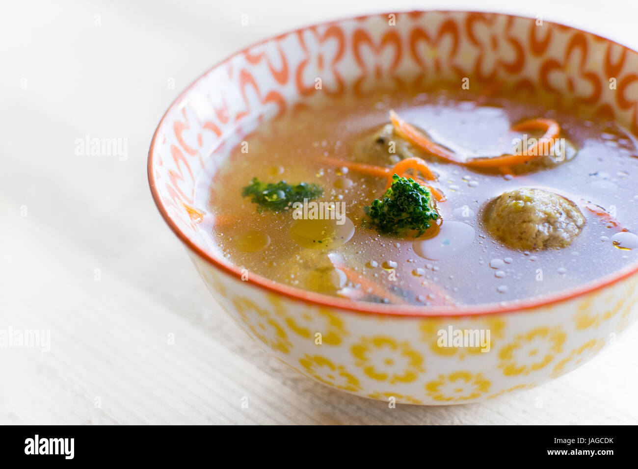 Soupe de légumes avec boulettes en Bol coloré Banque D'Images