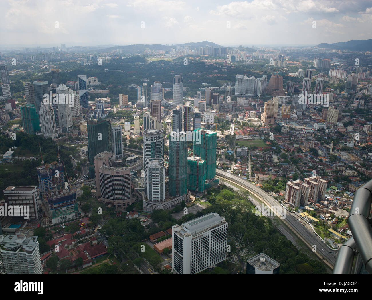 Vue depuis le pont aérien, plus de Kuala Lumpur les tours jumelles Petronas, Malaisie Banque D'Images