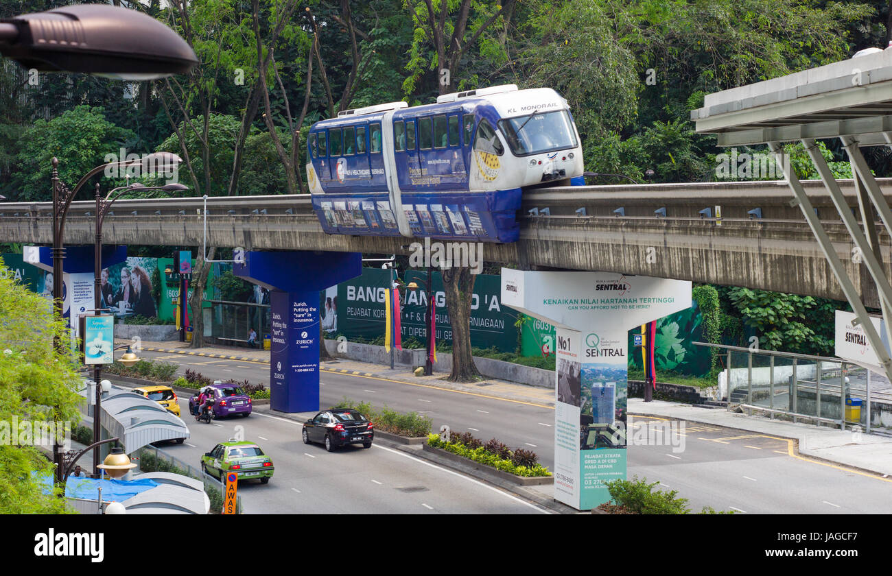 Au-dessus du train monorail Jalan Sultan Ismail après avoir quitté la gare de Bukit Nanas, Kuala Lumpur, Malaisie Banque D'Images