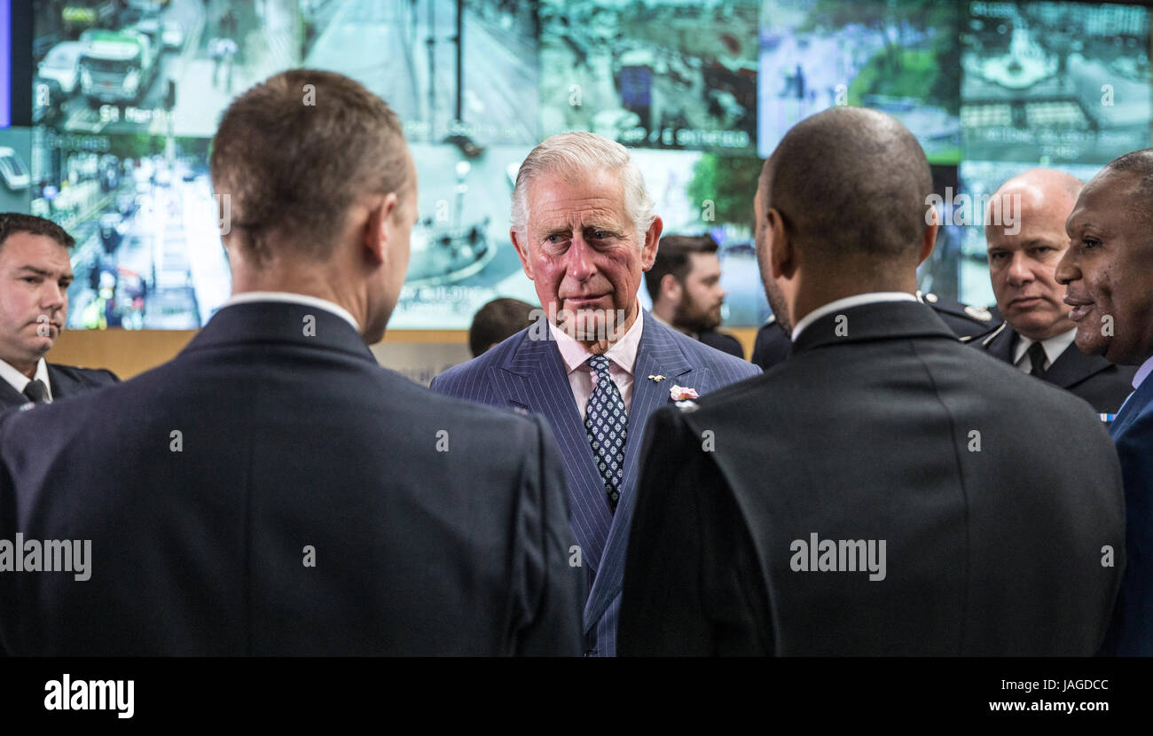 Le Prince de Galles répond aux policiers et les femmes et d'autres membres des services d'urgence au cours d'une visite à la salle d'opérations spéciales à commande centrale de communication (CCC) à Londres. Banque D'Images