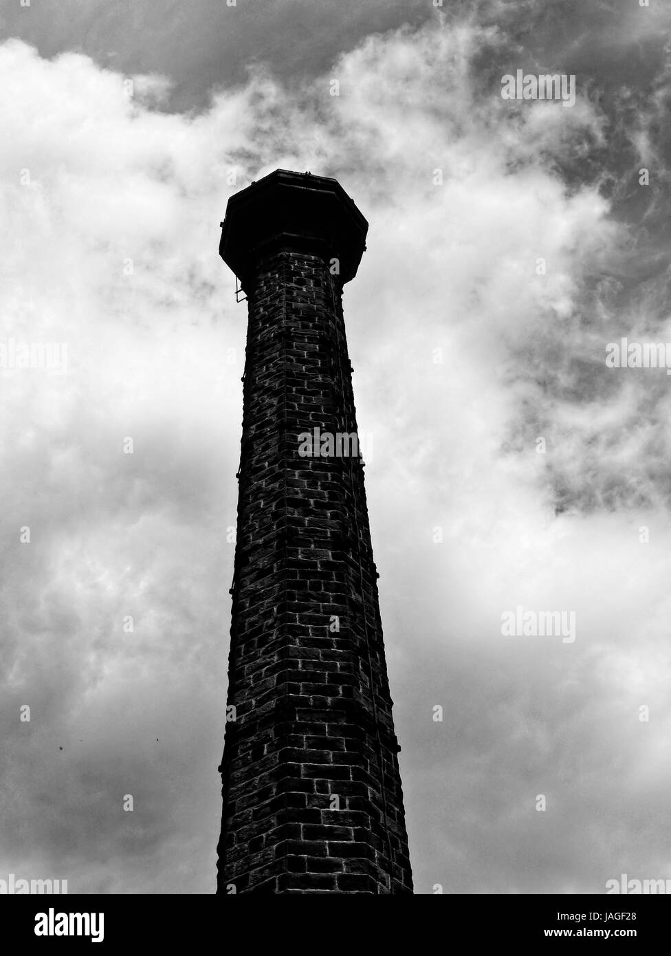 Image en noir et blanc de cheminée cheminée à Leawood de pompage, canal de Cromford, Cromford, Derbyshire, Royaume-Uni Banque D'Images