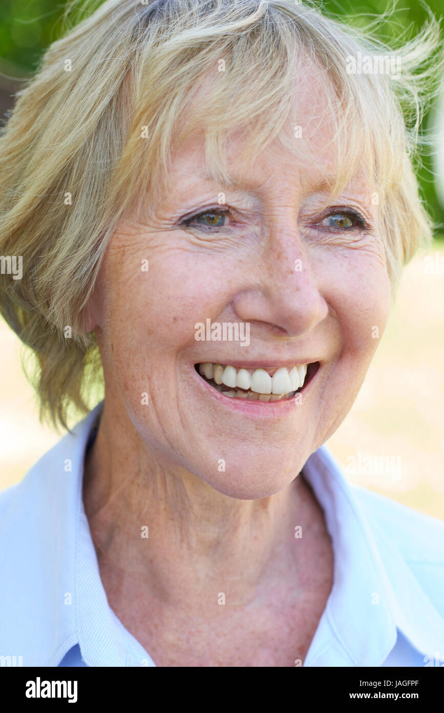 Tête et épaules Outdoor Portrait of Senior Woman Banque D'Images