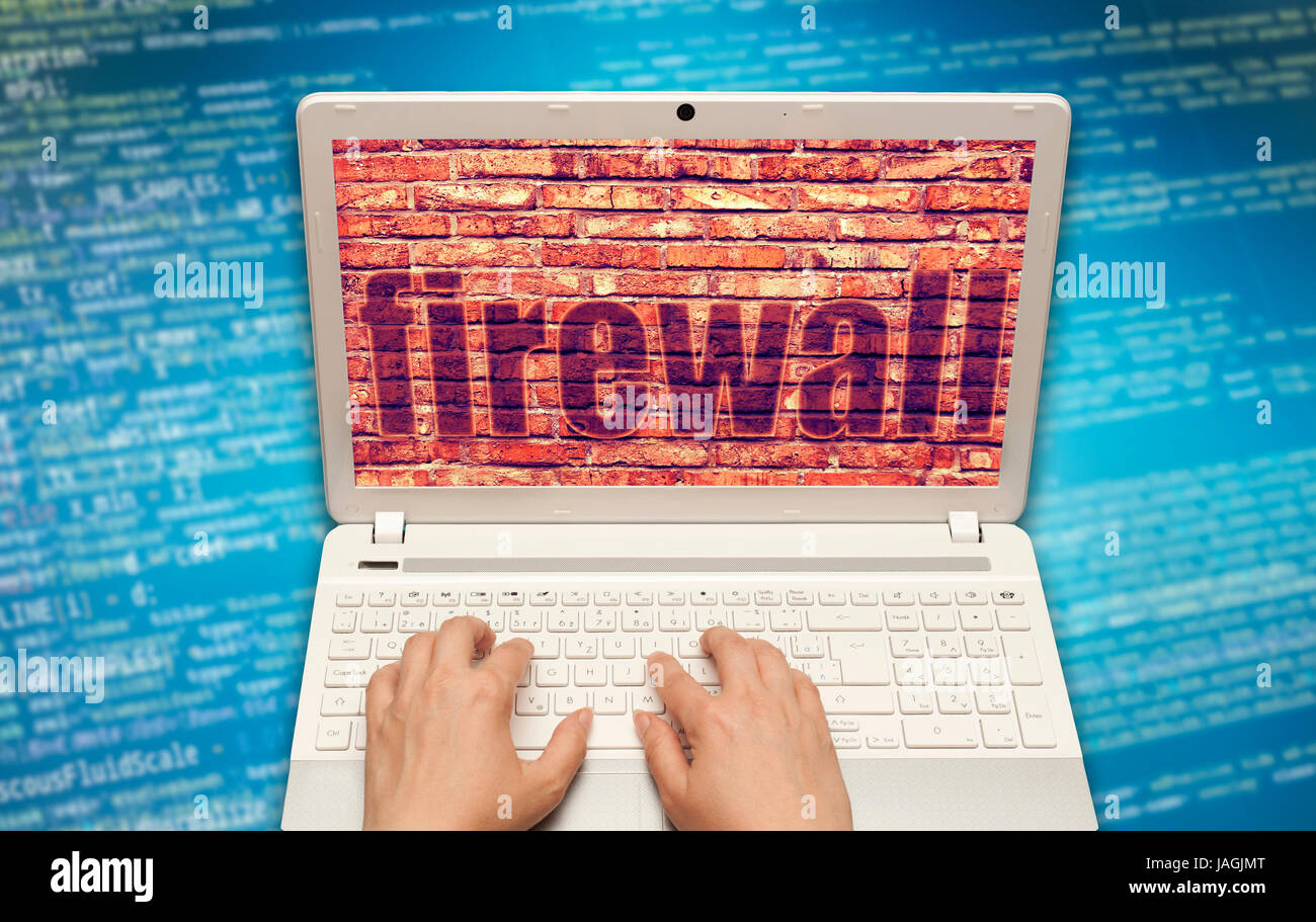 Hacker de taper au clavier et de pare-feu apparaissant sur le moniteur de l'ordinateur Banque D'Images