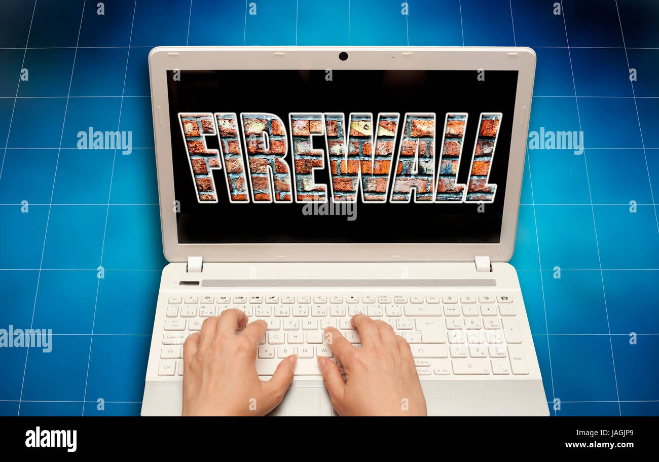 Hacker de taper au clavier et de pare-feu apparaissant sur le moniteur de l'ordinateur Banque D'Images