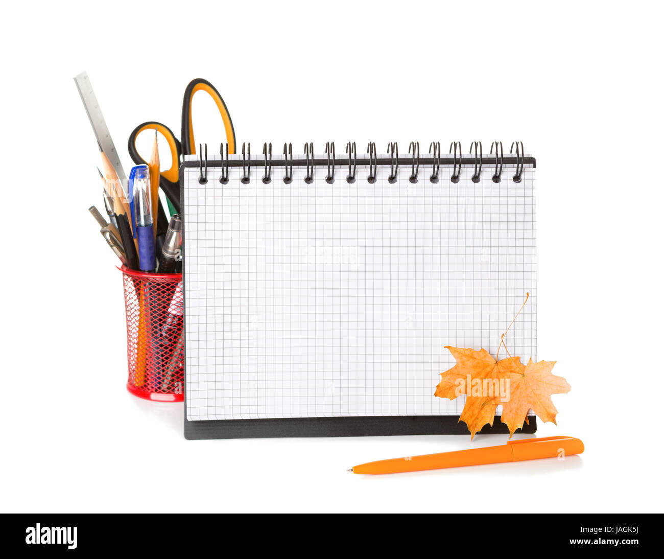 L'équipement des écoles avec des crayons, blocs-notes et feuilles d'automne sec isolé sur blanc. Concept Retour à l'école. Banque D'Images