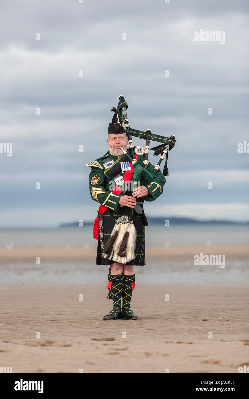 John Mackintosh est un joueur de cornemuse écossais traditionnel. Il a eu une carrière de Piper dans l'armée britannique, l'Edinburgh City Police Pipe Band et la Lothia Banque D'Images