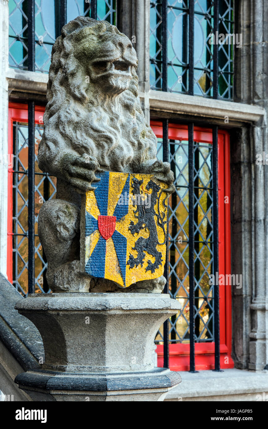 Sculpture du Lion et d'armoiries, Basilique Saint Sang (Heilig Bloedbasiliek), Burg, Bruges, Flandre occidentale, Belgique Banque D'Images