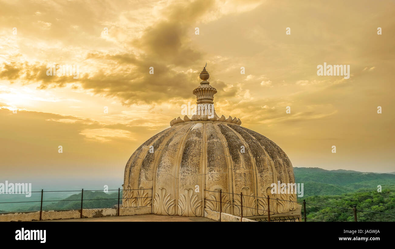 Dôme de Fort de Kumbhalgarh et Aravalli Banque D'Images