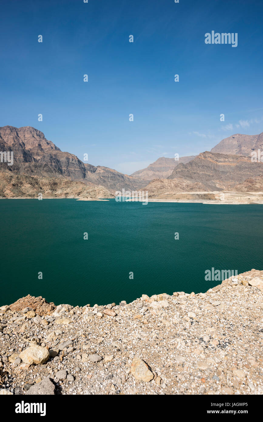 Le barrage du lac de Wadi Dayqah, le plus grand d’Oman, contrôle les inondations, soutient l’irrigation, assure un approvisionnement en eau régulier pour les usages domestiques et agricoles Banque D'Images