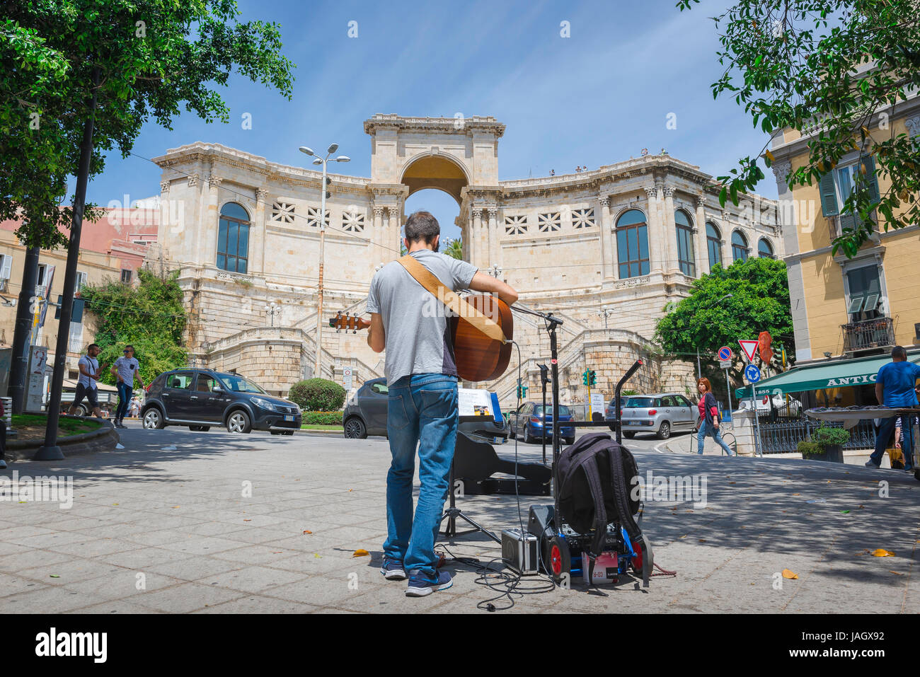 Un musicien ambulant joue sa guitare dans la Piazza Emanuele Ravot dans le centre de Cagliari, Sardaigne. Banque D'Images