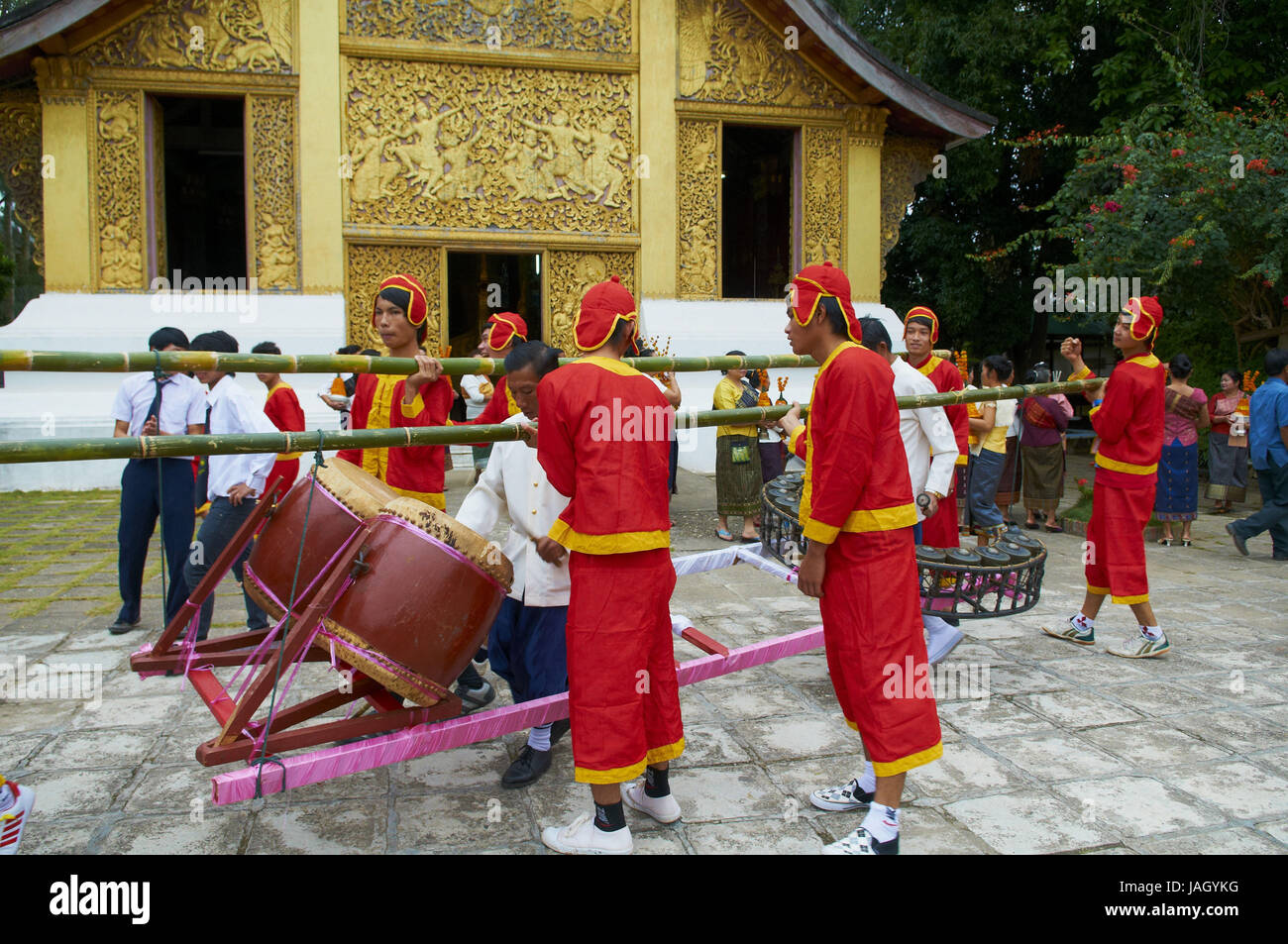 Laos,province de Luang Prabang, ville de Luang Prabang,Nouvelle année,fête Hmong,les jeunes hommes avec un tambour, Banque D'Images