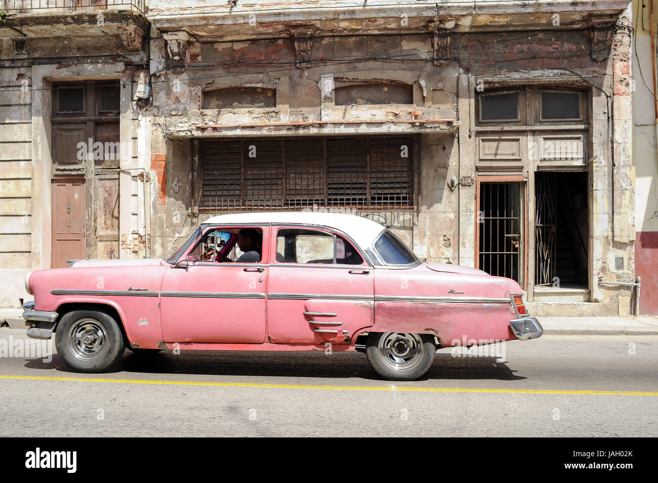 Old american classic voiture garée sur les rues de La Havane, Cuba Banque D'Images