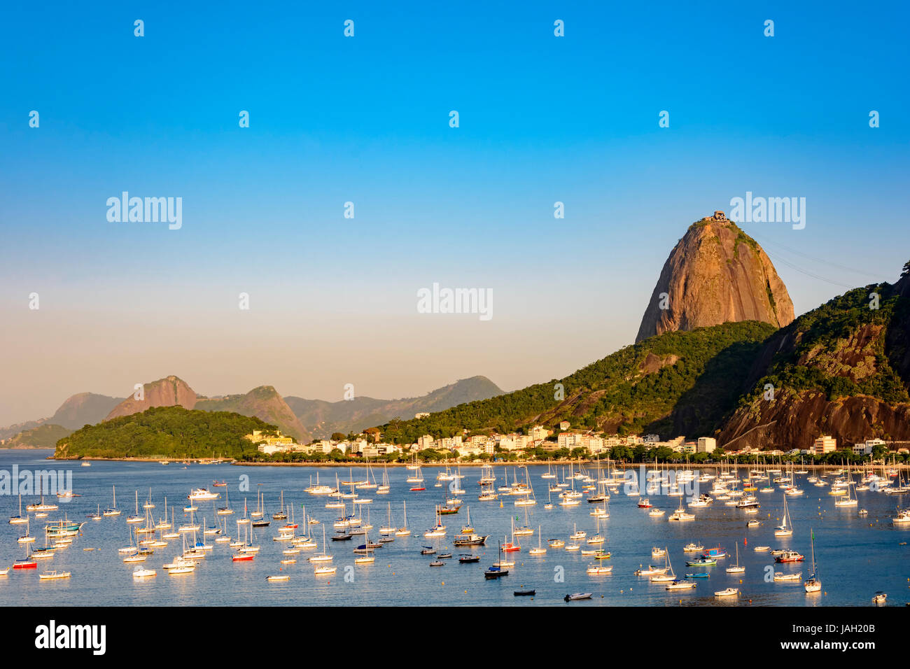 Botafogo Bay avec leurs bateaux et la colline du Pain de Sucre à Rio de Janeiro Banque D'Images