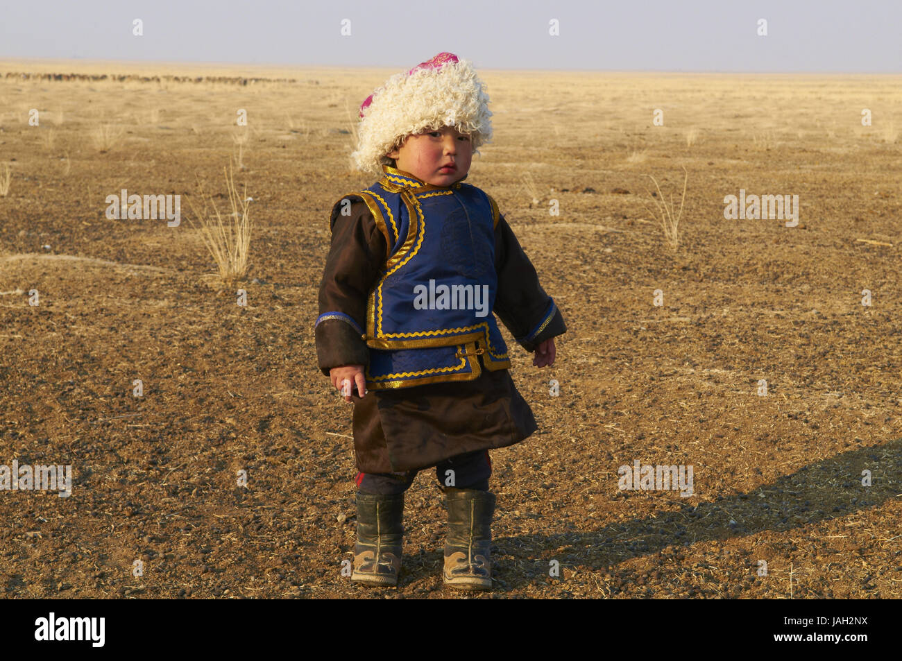 La Mongolie,province Khovd steppe,hiver,garçon,en vêtements traditionnels, Banque D'Images