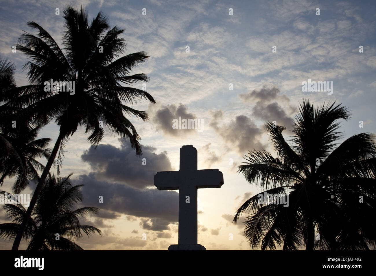 Caye Caulker, Belize,cimetière,croix,palmiers,le lever du soleil, Banque D'Images