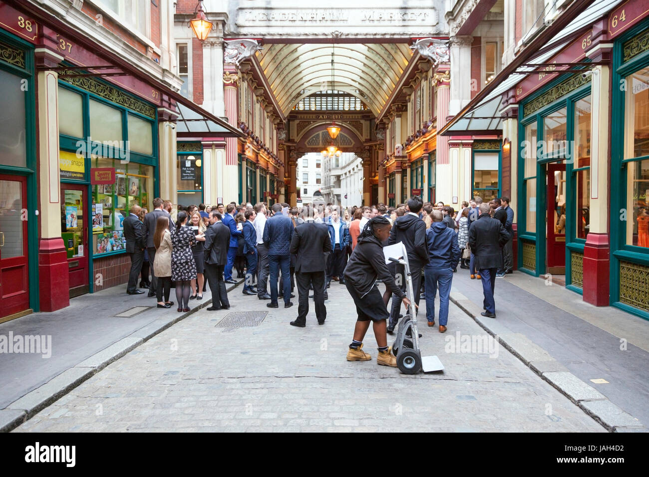 Londres, Royaume-Uni, 7 mai 2017 : grande foule de personnes pour le déjeuner à leadenhall market près de City of london Banque D'Images