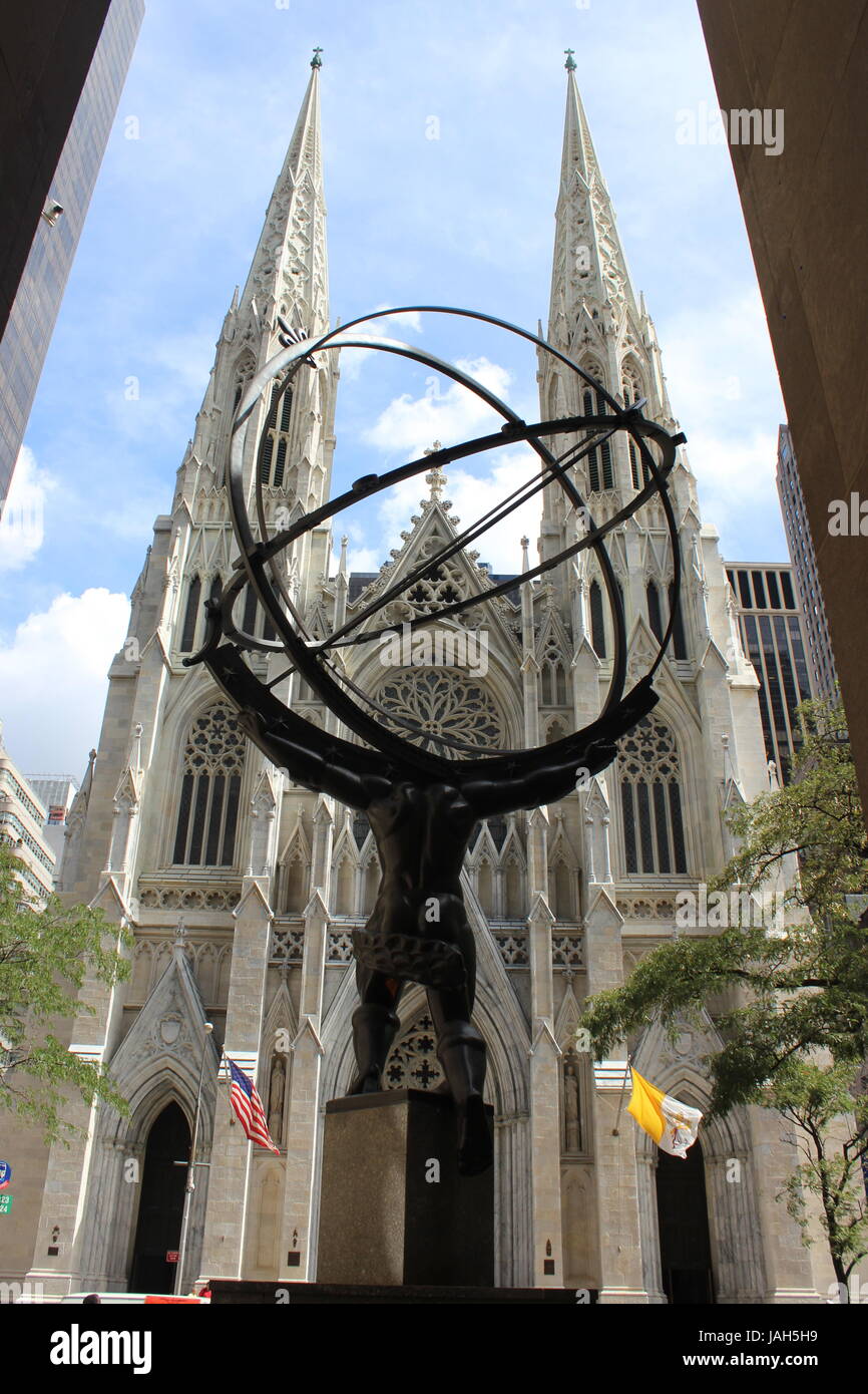 La Cathédrale St Patrick et Atlas à Rockefeller Center, Manhattan, New York Banque D'Images