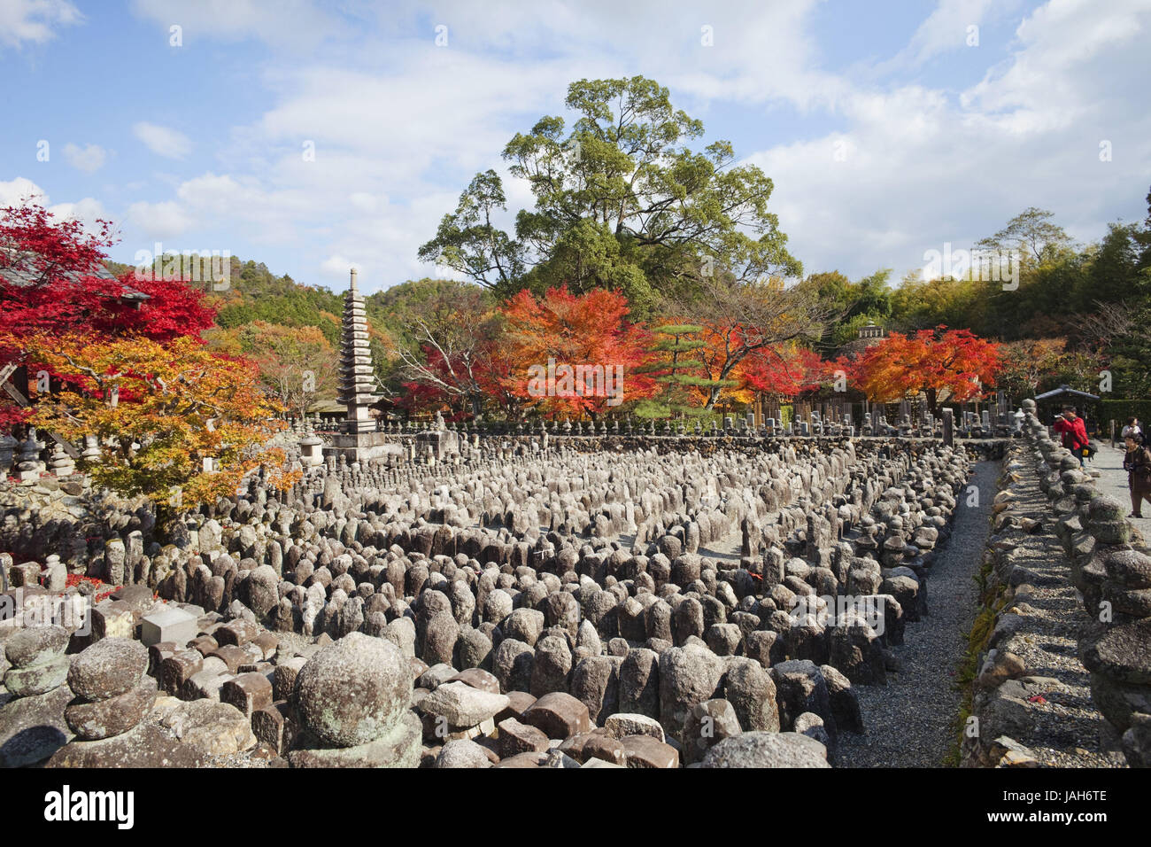Japon Kyoto Arashiyama,,,Adashino Nenbutsu-ji,pierre,parc,personnages,arbres, automne Banque D'Images