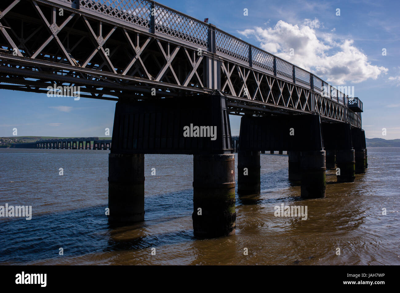 Le Tay Pont ferroviaire à Dundee. Situé sur la rive nord du Firth of Tay, Dundee est la quatrième plus grande ville d'Ecosse . Banque D'Images