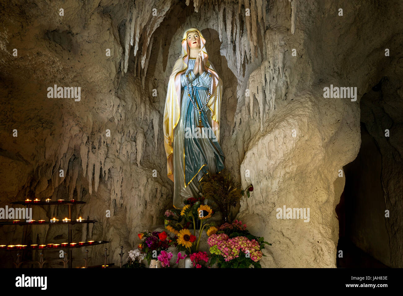 Grotte de Lourdes avec une statue de la Vierge Marie, la reconstruction de la grotte de Massabielle, près de Lourdes, l'église paroissiale de St. Banque D'Images