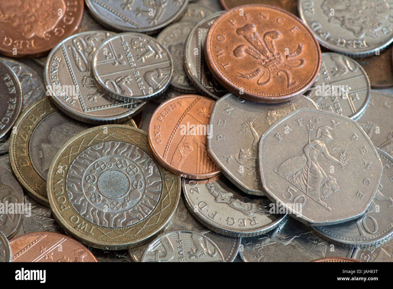 Des piles de grande monnaie britannique y compris l'encaisse et des pièces en livres sterling. Banque D'Images
