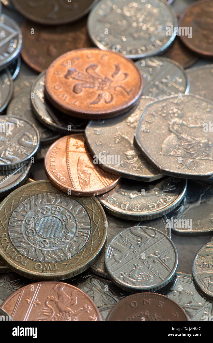 Des piles de grande monnaie britannique y compris l'encaisse et des pièces en livres sterling. Banque D'Images