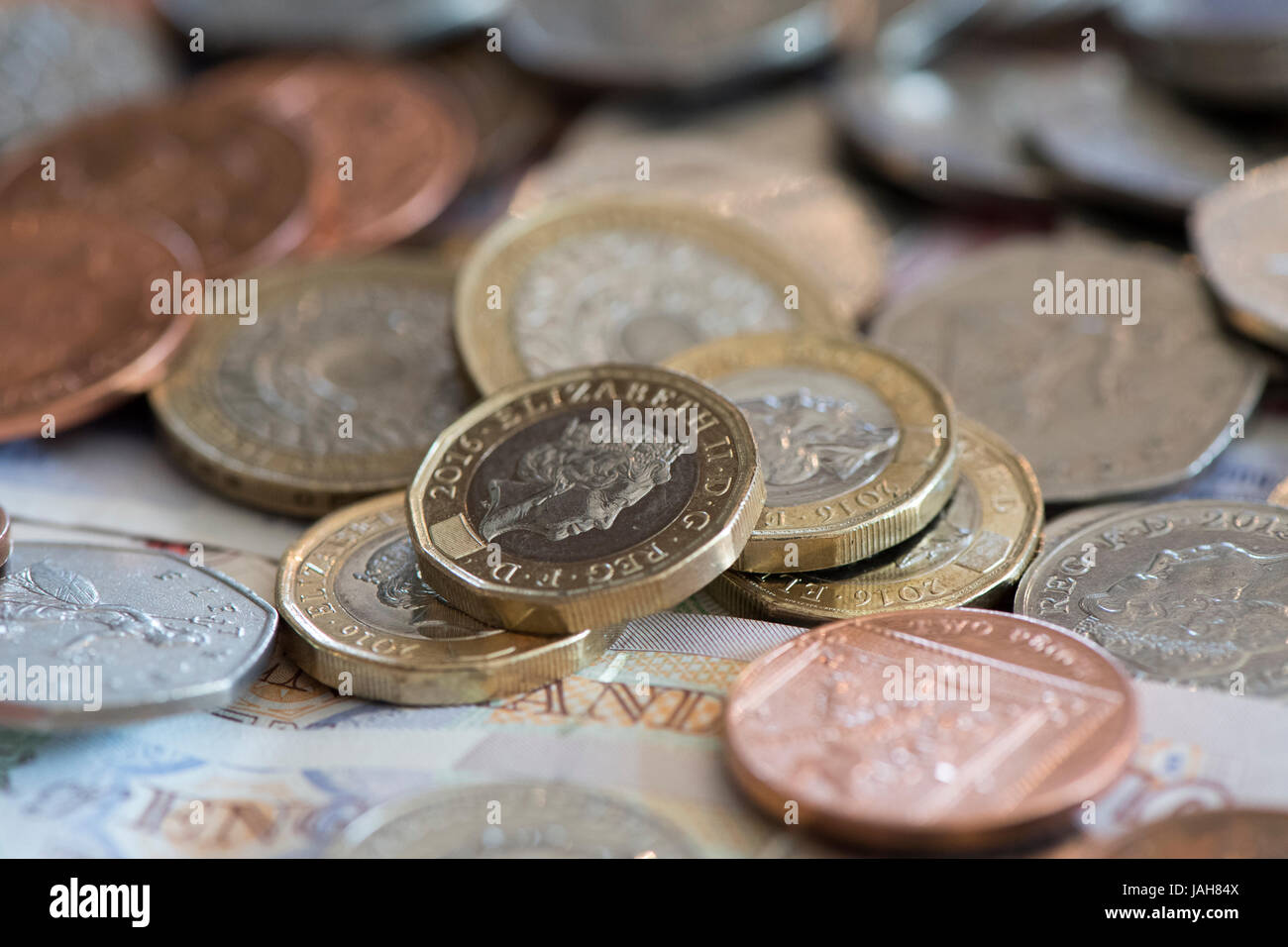 Des piles de grande monnaie britannique y compris l'encaisse et des pièces en livres sterling. Banque D'Images