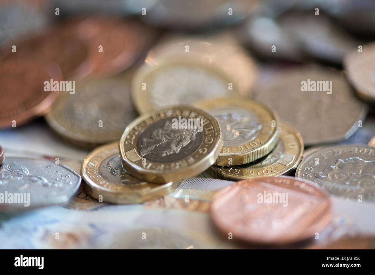 Des piles de grande monnaie britannique y compris l'encaisse et des pièces en livres sterling. Banque D'Images